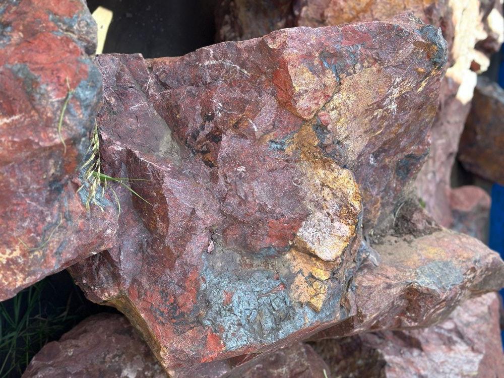 Камни для ландшафтного дизайна красно-фиолетовые 10-60 килограмм купить в Кунгуре