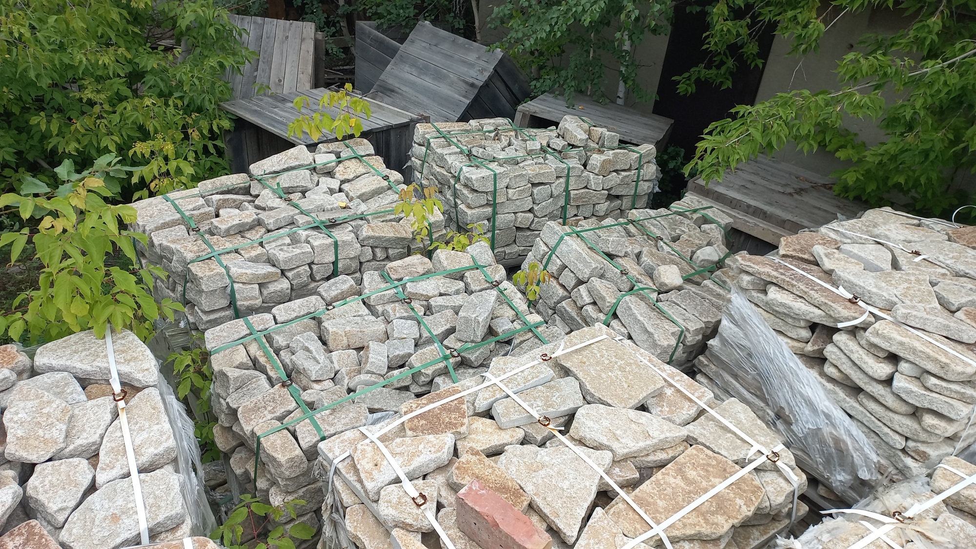 Плитняк галтованный гранитный для ландшафтного дизайна купить в Кунгуре