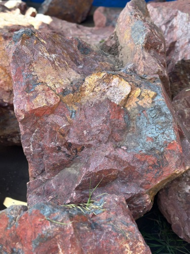 Камни для ландшафтного дизайна красно-фиолетовые 10-60 килограмм купить в Кунгуре