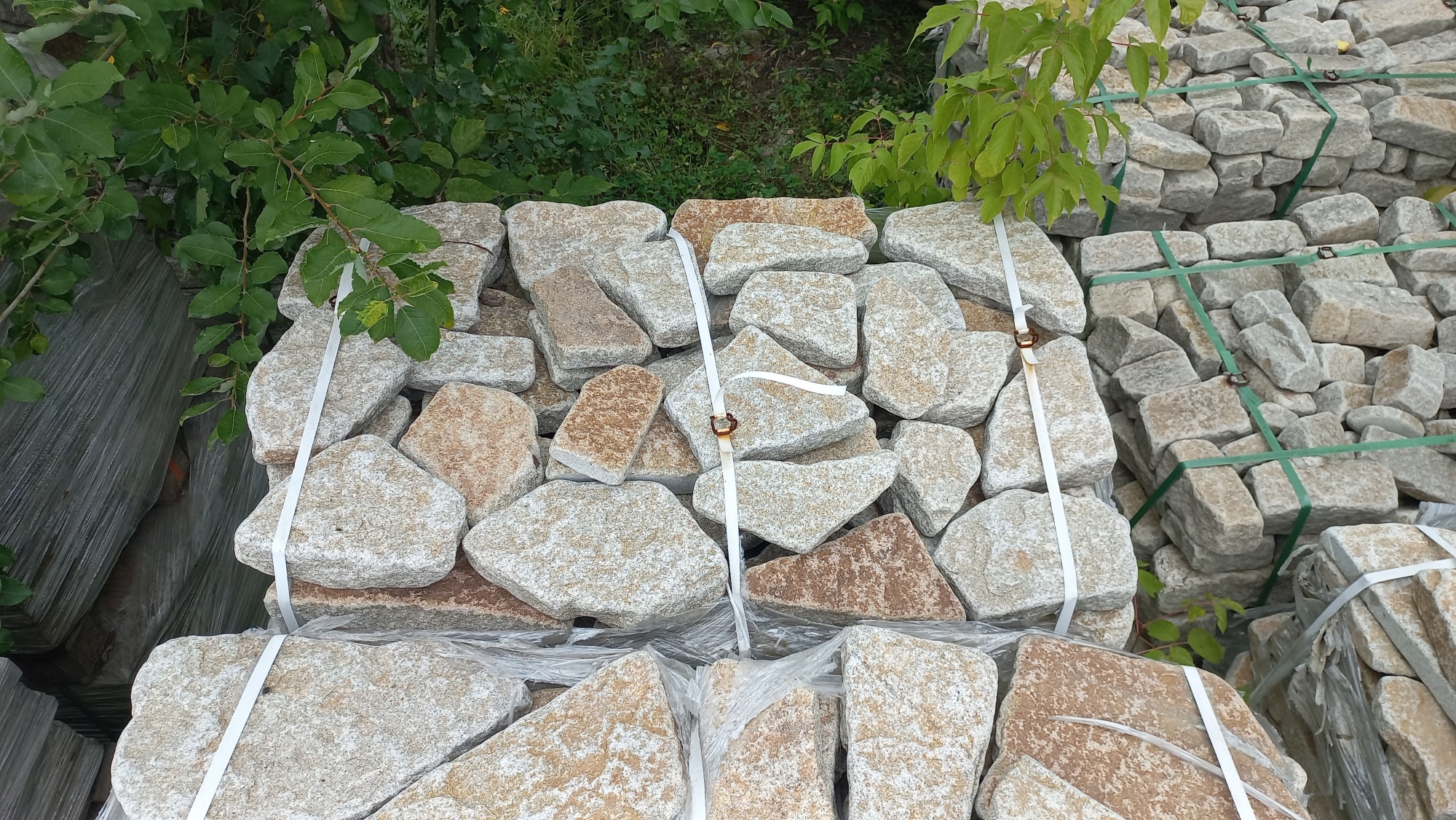 Плитняк галтованный гранитный для ландшафтного дизайна купить в Кунгуре