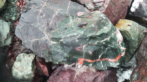 Гигантские зелёные валуны для ландшафтного дизайна весом более 5 тонн купить в Кунгуре