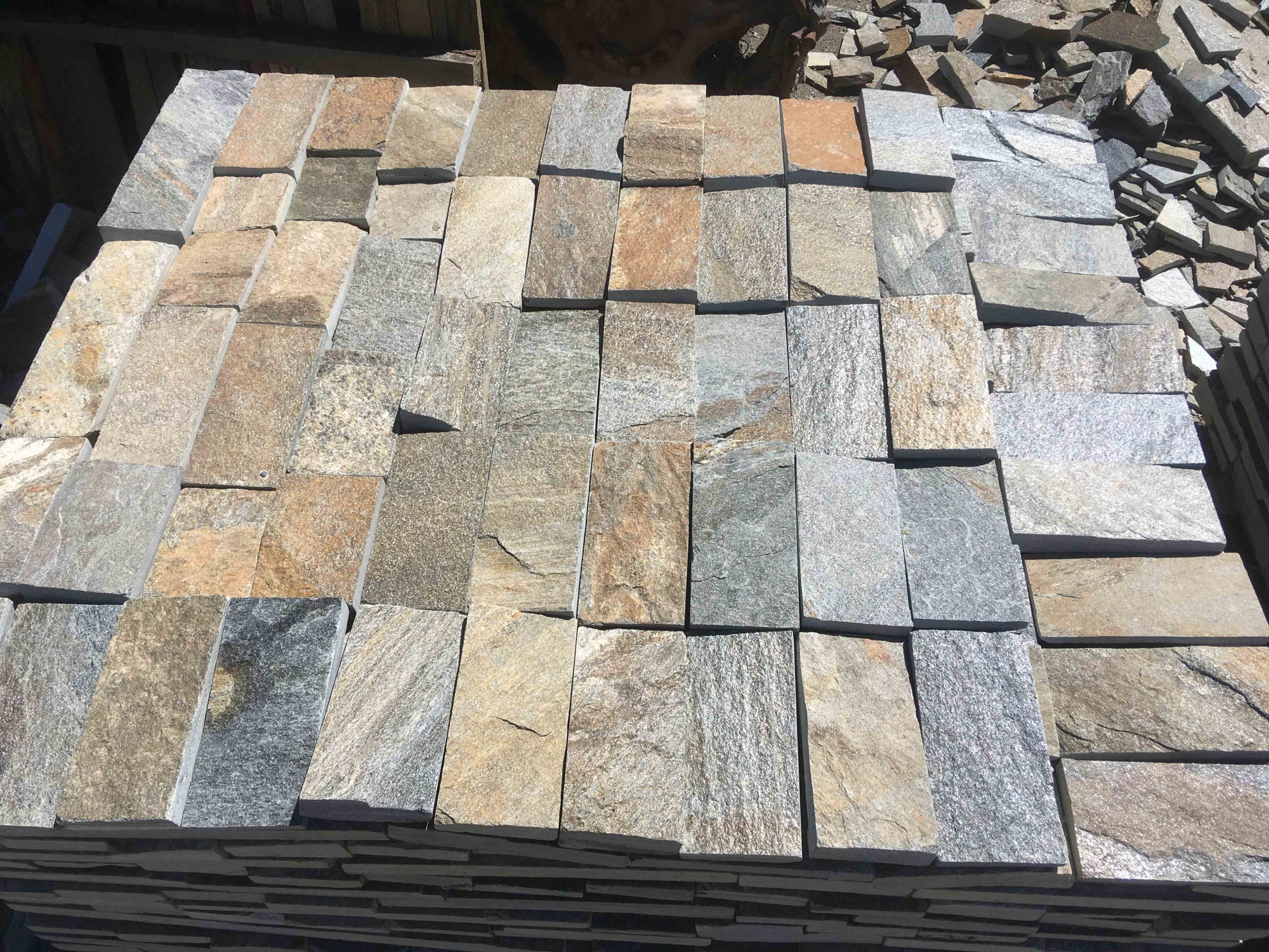 Плитка пилёная златолит Уральский для фасада купить в Кунгуре