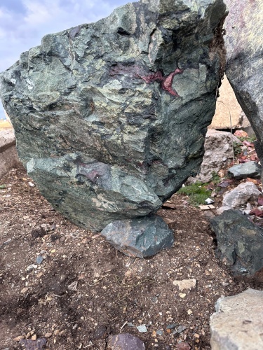 Гигантские зелёные валуны для ландшафтного дизайна весом более 5 тонн купить в Кунгуре