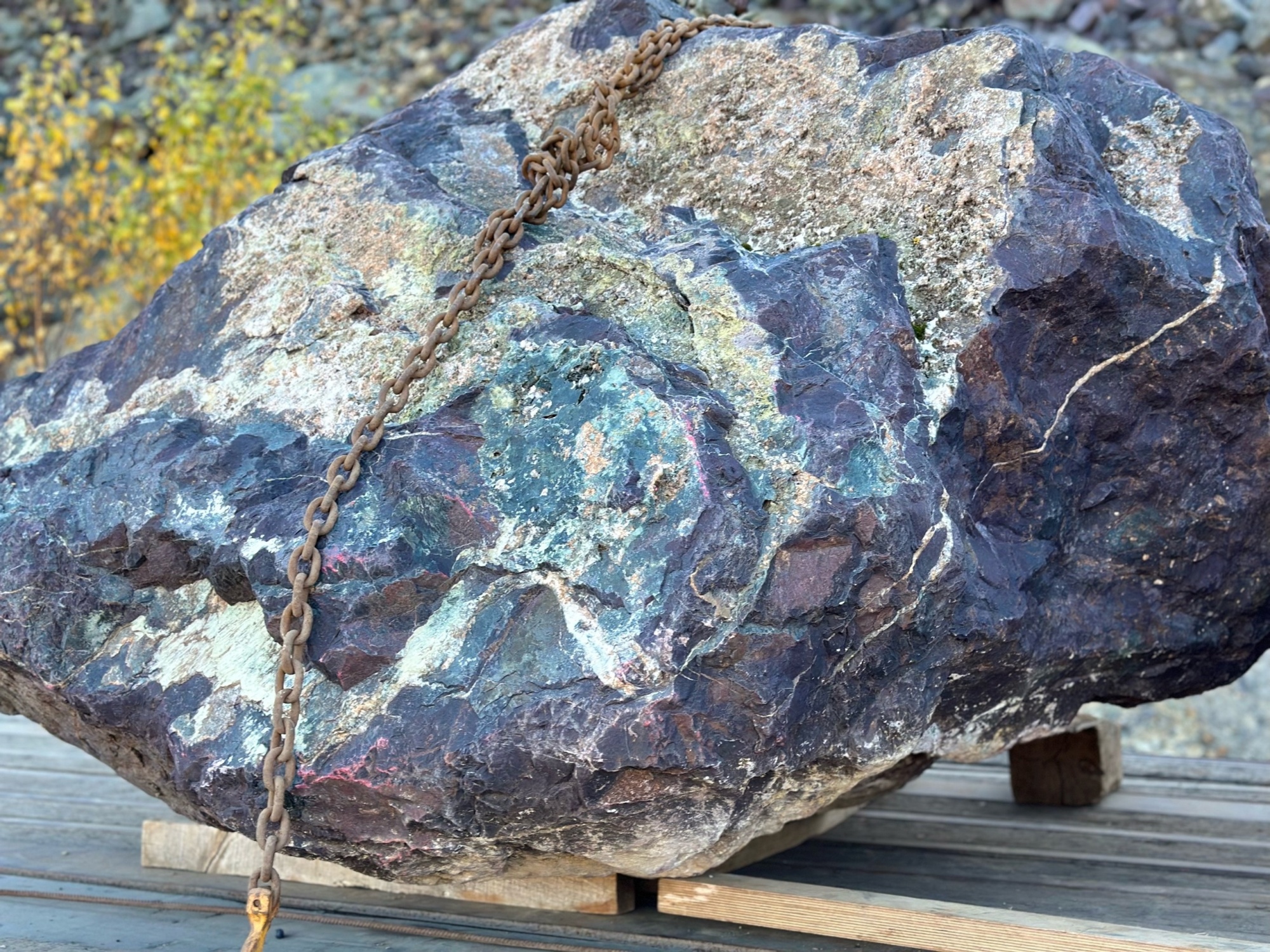 Огромные красно-фиолетовые валуны для ландшафтного дизайна весом более 5 тонн купить в Кунгуре