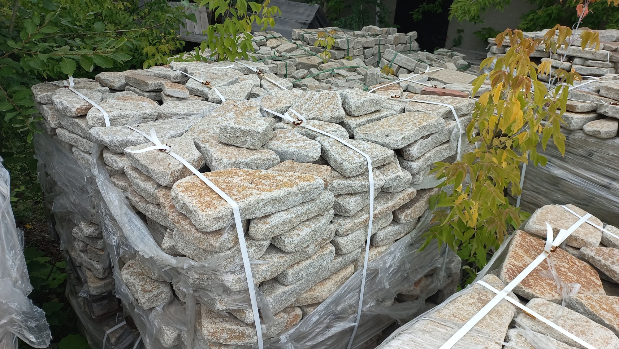 Плитняк галтованный гранитный для ландшафтного дизайна купить в Кунгуре