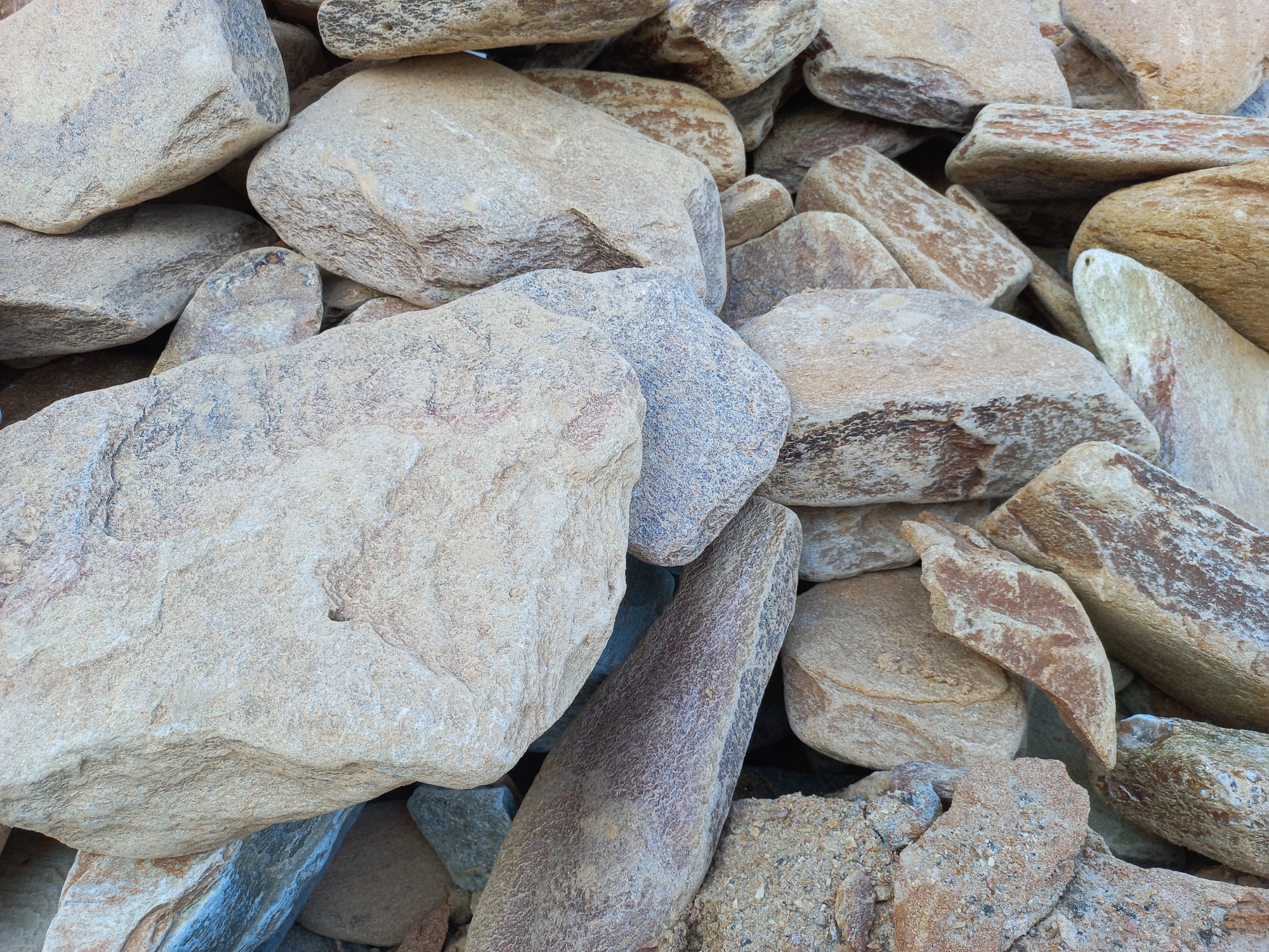 Златолит жёлтый, жёлто-зелёный глыбки и валуны для ланшафтного дизайна купить в Кунгуре