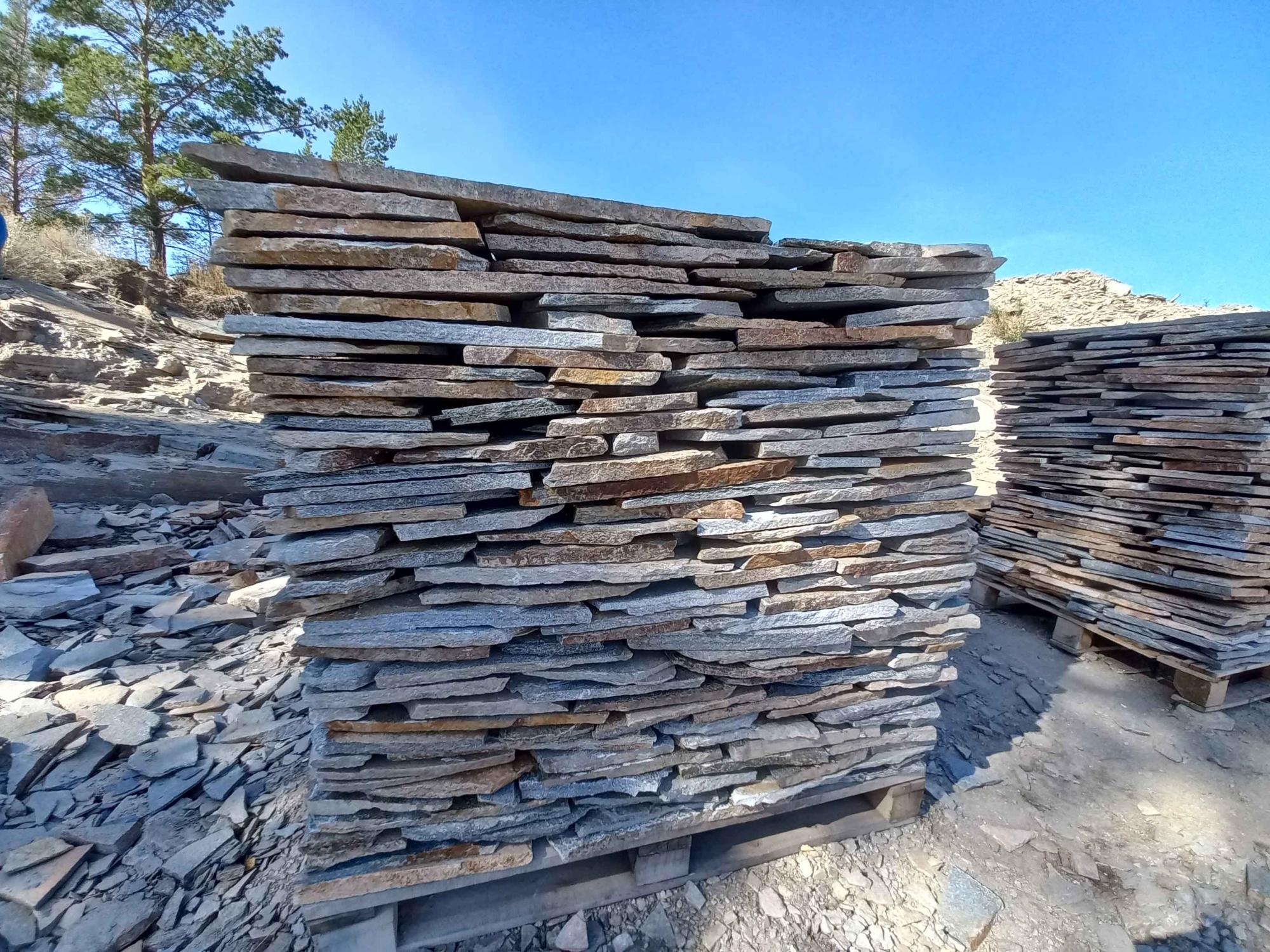 Плитняк златолит серебристый для фасада купить в Кунгуре