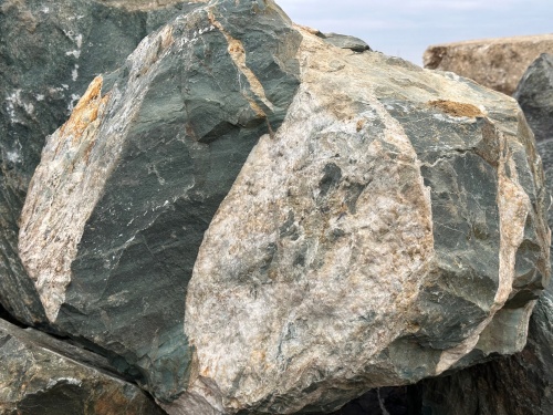 Гигантские зелёные валуны для ландшафтного дизайна весом более 5 тонн купить в Кунгуре