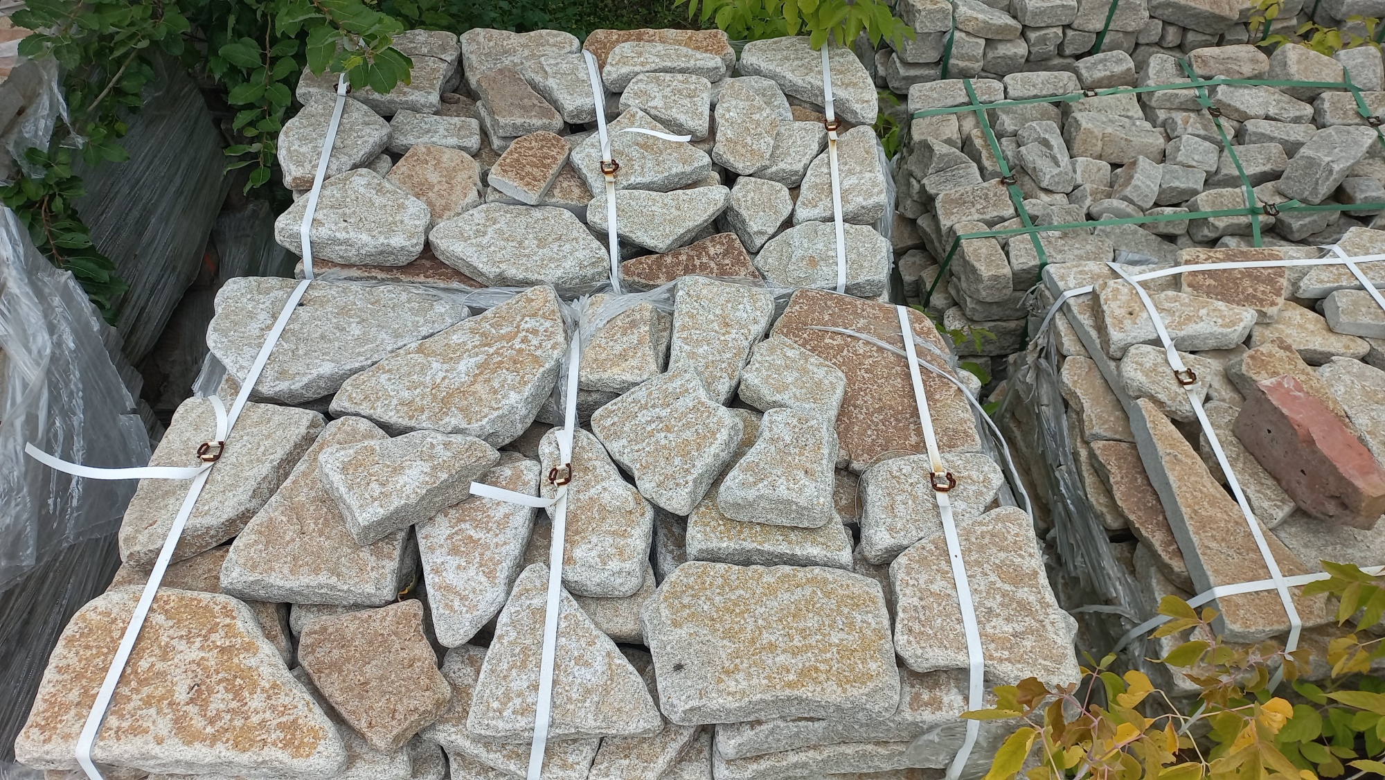 Гранитный плитняк галтованный для мощения купить в Кунгуре