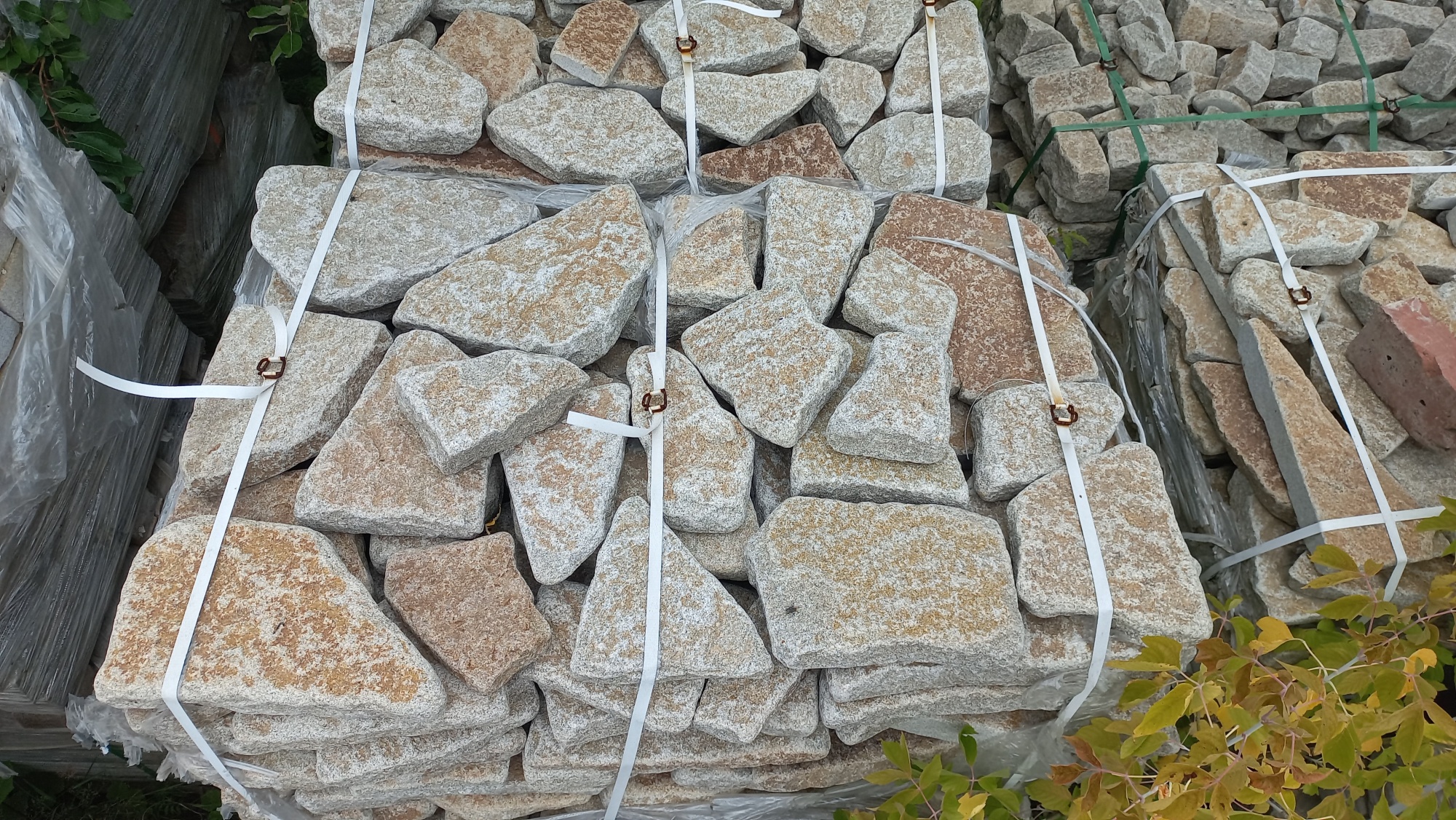 Плитняк галтованный гранитный для ландшафтного дизайна купить в Кунгуре