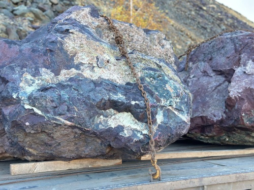 Огромные красно-фиолетовые валуны для ландшафтного дизайна весом более 5 тонн купить в Кунгуре