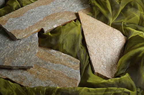 Плитняк златолит Уральский для цоколя, отмостки купить в Кунгуре