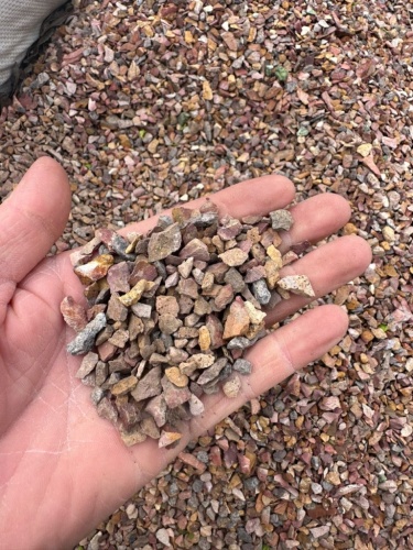 купить розовый щебень